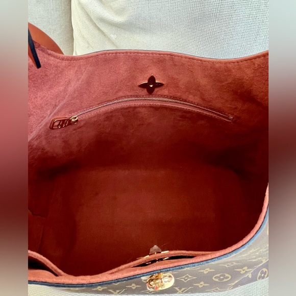 Louis Vuitton Flower Hobo Bag. Brown interior. Beautiful bag - Picture 6 of 8